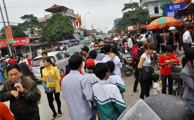 Đi chợ Viềng xuân ở Vụ Bản, du khách có thể vừa đi chợ vừa làm lễ đầu năm ở Phủ Đầy với mục đích cầu may và bình an.