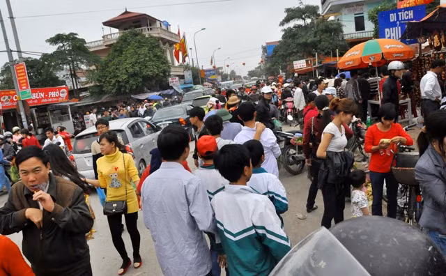 Đi chợ Viềng xuân ở Vụ Bản, du khách có thể vừa đi chợ vừa làm lễ đầu năm ở Phủ Đầy với mục đích cầu may và bình an.