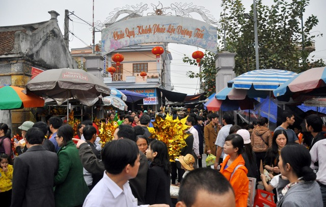 Tại đền thờ bà chúa Liễu Hạnh (phủ chính) người đến làm lễ đông nghịt trước cổng vào.