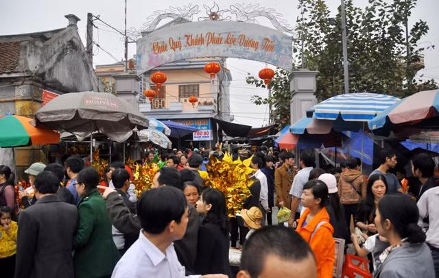 Tại đền thờ bà chúa Liễu Hạnh (phủ chính) người đến làm lễ đông nghịt trước cổng vào.