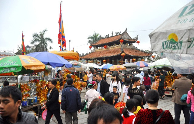 Người ra người vào đền bà chúa Liễu Hạnh cứ nối tiếp nhau vào lễ.