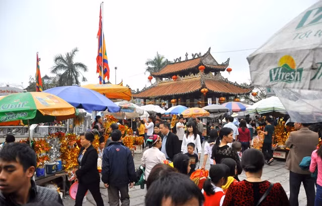 Người ra người vào đền bà chúa Liễu Hạnh cứ nối tiếp nhau vào lễ.