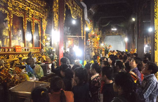 Phía trong đền, mọi người đều thành tâm làm lễ.