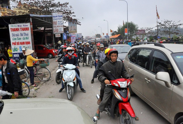 Từ nay cho đến ngày hội chính của Phủ Dầy, du khách về làm lễ vẫn đông nhưng chắc không đông bằng ngày họp chợ Viềng hôm nay.