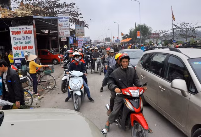 Từ nay cho đến ngày hội chính của Phủ Dầy, du khách về làm lễ vẫn đông nhưng chắc không đông bằng ngày họp chợ Viềng hôm nay.