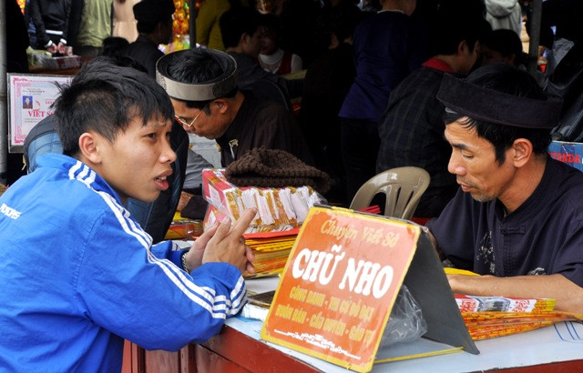 Viết sớ, xem tử vi cũng la liệt trong khuân viên của đình.