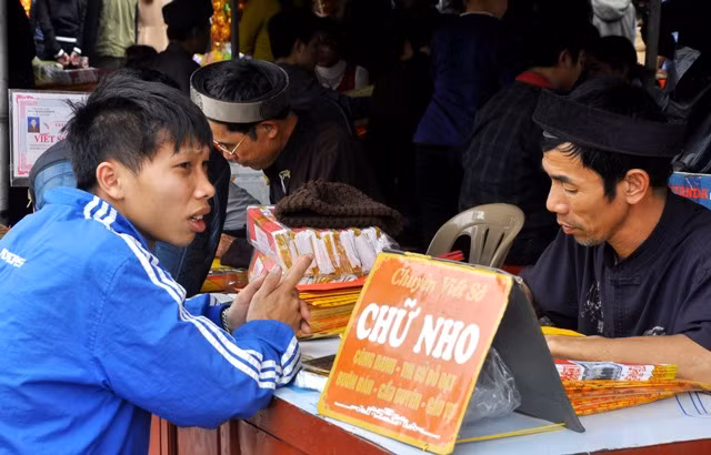 Viết sớ, xem tử vi cũng la liệt trong khuân viên của đình.