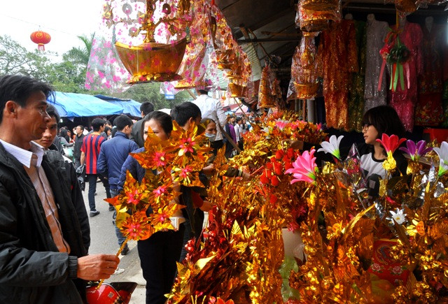 Những cành lộc giả cũng luôn thấy trên tay du khách thập phương khi vào lễ tại đền.