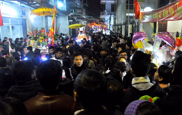 Lễ rước “ông Lợn” là một nét văn hóa đặc sắc của người Việt ở La Phù. Đây được coi là lễ rước “ông Lợn” lớn nhất cả nước.