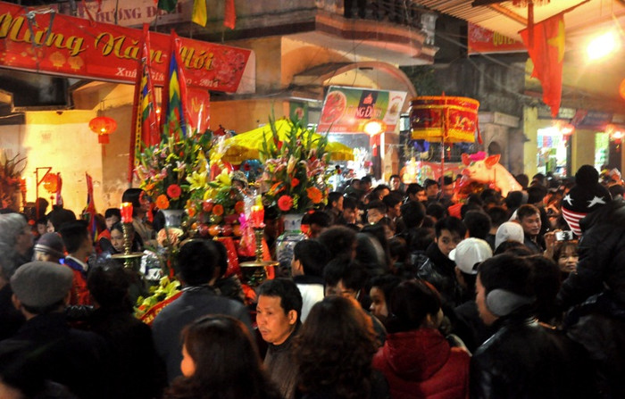 Hai bên đường chính dẫn vào đình đều đông kín người đi rước “ông Lợn”.