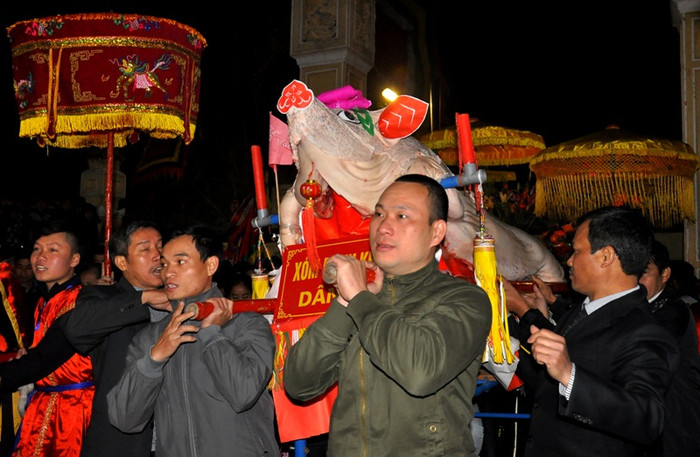 Dù đoàn rước đã tập kết về khu vực đình làng La Phù từ lúc hơn 7h tối nhưng theo đúng nghi thức thì 9h tối mới có người nhận lễ. Vì vậy đoàn rước phải đợi phía ngoài đình.