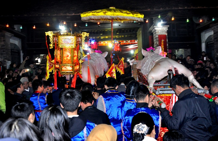 Lễ tế kết thúc vào khoảng 1 – 2h sáng hôm sau…Mọi người đều cầu mong những điều mauy mắn, tốt đẹp cho gia đình, làng xóm”.