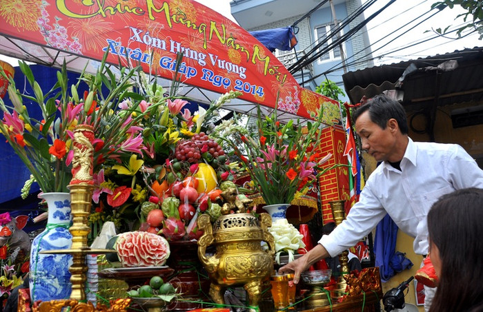 Tại các xóm trong làng đều có bàn hương án được trang trí rất đẹp đặt trước mỗi kiệu “ông Lợn”.