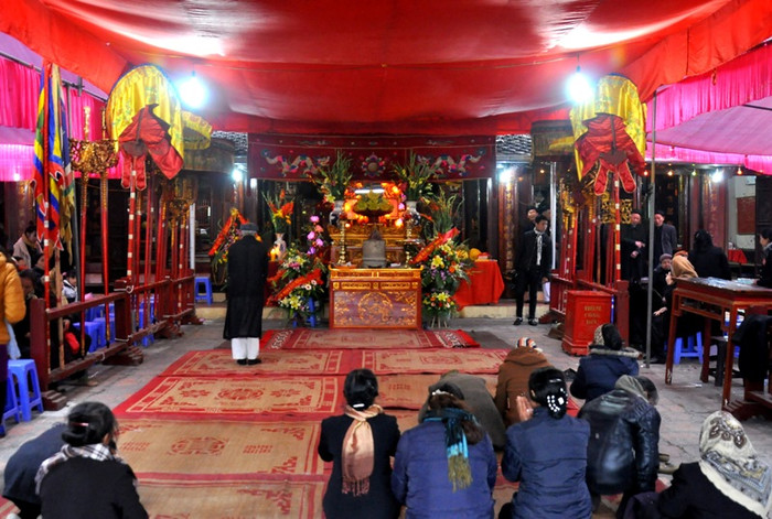 Đúng 12 giờ trưa ngày 12/2 (tức 13 tháng Giêng âm lịch), lễ tế Thành Hoàng làng bắt đầu được thực hiện. Người dân trong làng đến thắp hương khấn vái trong đền làng La Phù.