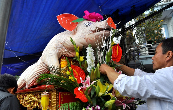 Như thông lệ, vào ngày 13 tháng Giêng âm lịch mỗi xóm lại chuẩn bị một con lợn để làm lễ tế Thành Hoàng Làng hay còn gọi là lễ rước “ông Lợn”. Năm nay, cả làng có 17 “ông Lợn” được đưa vào đình.