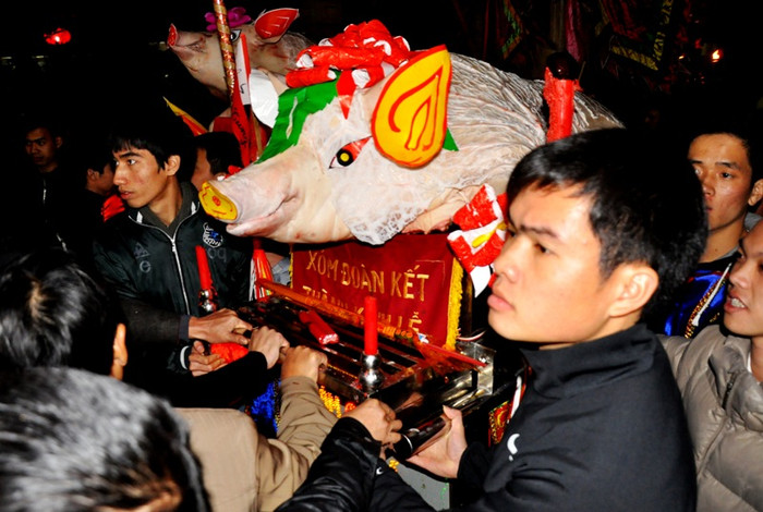 Các đoàn rước “ông Lợn” lần lượt được vào sân Đình rồi qua cổng tam quan để vào trong cung làm lễ tế.