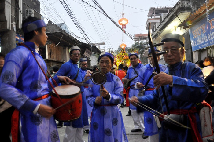 Tiếng trống, kèn, sáo, nhị… nhộn nhịp khắp mọi nẻo đường kiệu “ông Lợn” đi qua.