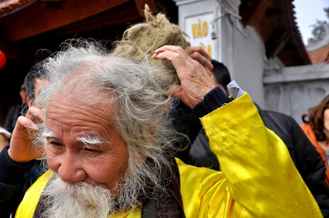 Ông Long cũng rất thiện cảm giới thiệu cho mọi người về mái tóc của mình.