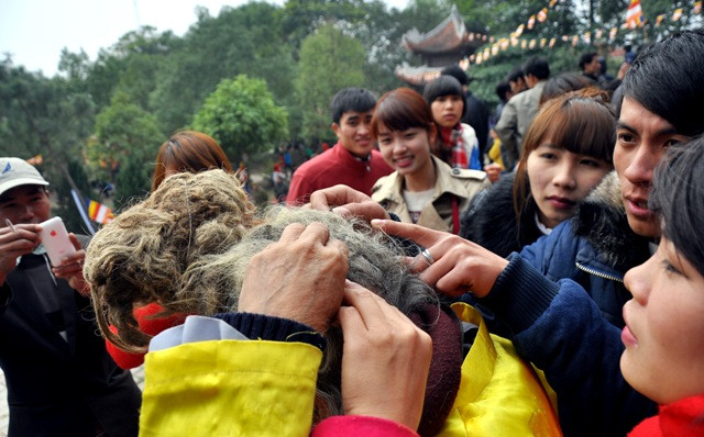 Nhiều người còn được sờ tận tay vào mái tóc “dị” của ông Long.