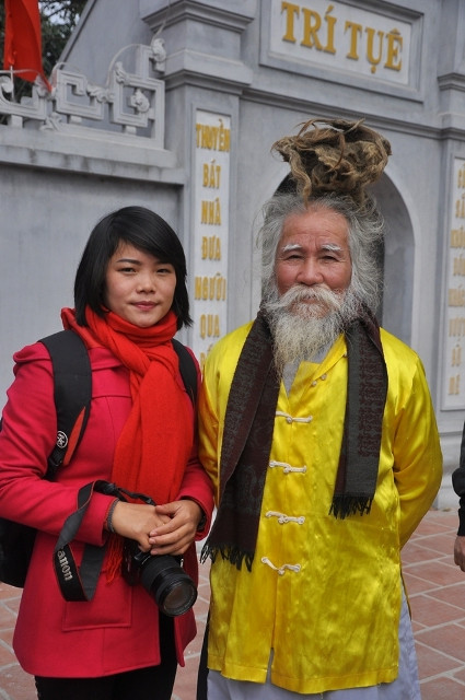 Vẫn như năm trước, ông Long thường đứng chỗ có đông du khách để thu hút sự chú ý. Từ đó mọi người thấy lạ lại xin chụp ảnh với ông.