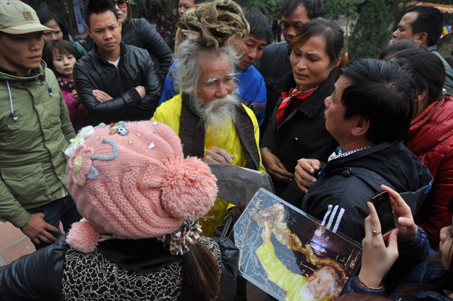 Mái tóc búi hình rồng của ông Long nuôi hơn 20 năm qua đã bị cắt ngắn đi. Dù vậy, ông Long vẫn nhiệt tình giới thiệu bộ tóc của mình qua những bức ảnh chụp trước đó cho mọi người.