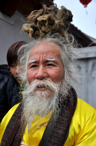 Được mọi người đặt tên “Dị nhân” tóc búi hình rồng từ hội Lim năm 2013. Năm nay, ông Nguyễn Văn Long (SN 1940, quê ở thị trấn Lim, Tiên Du, Bắc Ninh) vẫn xuất hiện ở hội Lim.