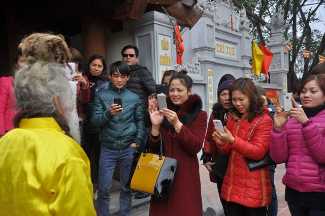 Sở hữu một mái tóc “dị” trên đầu kết hợp với bộ râu quai nón và bạc trắng như sợi cước khiến cho cụ trông như một “ông bụt, ông tiên” nên đã thu hút trí tò mò của hàng ngàn du khách.