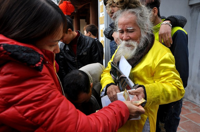 Mỗi lượt xem bói qua loa, người xem phải trả ông Long 20.000 đồng.