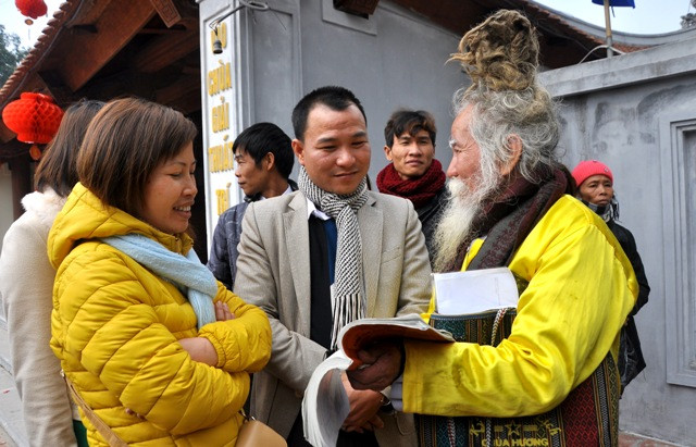 Nhiều người tò mò tới nói chuyện và xin ông xem bói. Cách xem bói của ông Long là hỏi tuổi và đối chiếu với sách để phán.