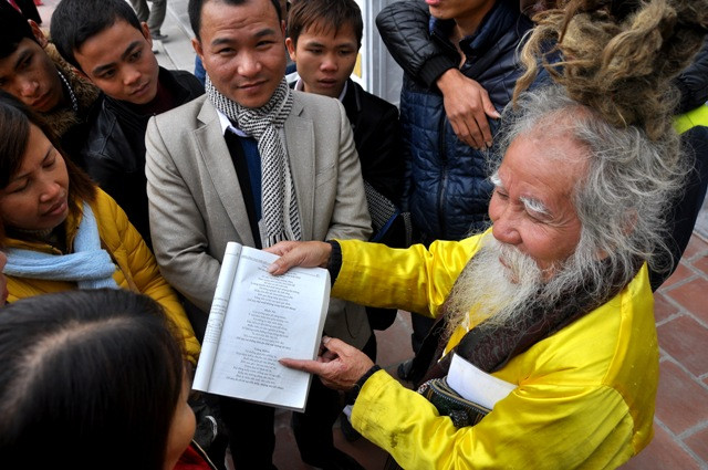 Năm nay, việc xem bói của ông Long cũng diễn ra công khai trước cổng chùa Lim.