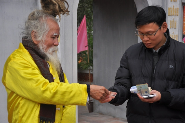 Sau khi chụp ảnh xong ông Long thường nói “không mừng tuổi ông à?” thì mọi người lại rút tiền đưa ông. Người thấp nhất cũng phải có 5.000 đồng. Người nào hào phóng cho tới 100.000 đồng.