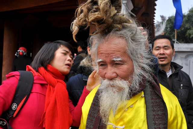 Dù bộ tóc không dị như năm trước nhưng nhiều người vẫn tò mò xem cho rõ nó như thế nào.