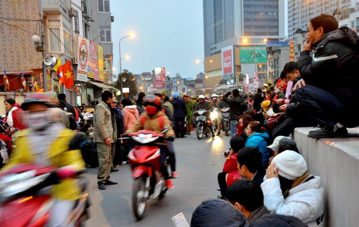Hơn 5h chiều, trong chùa Phúc Khánh đã kín đặc người. Những người đến sau phải chấp nhận đứng phía ngoài đường Tây Sơn.