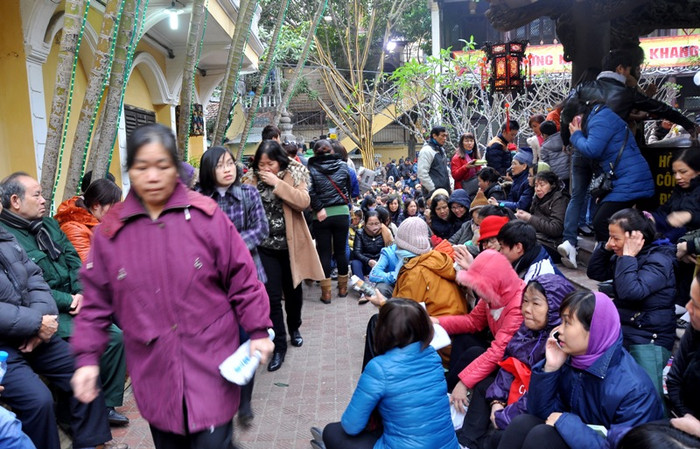 Xuất hiện những lối đi nhỏ cho người vào thắp hương, làm lễ trong vòng vây của những người đến từ sớm.