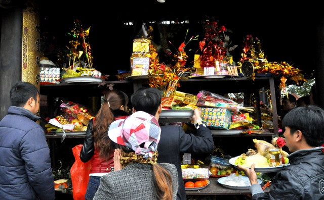 Tại khu vực đền Bà Chúa Kho có nhiều trạm để mâm lễ nhưng đều chật cứng hết. Tại khu vực đền Bà Chúa Kho có nhiều trạm để mâm lễ nhưng đều chật cứng hết.