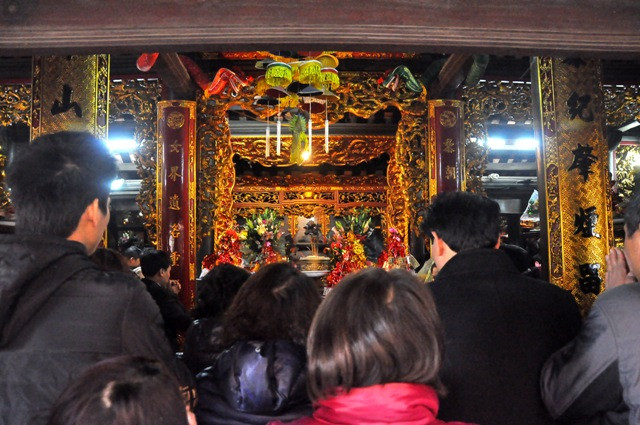 Hàng vạn du khách đổ về thắp hương tại đền Bà Chúa Kho mong được làm “con nợ” bà Chúa. Hàng vạn du khách đổ về thắp hương tại đền Bà Chúa Kho mong được làm “con nợ” bà Chúa.