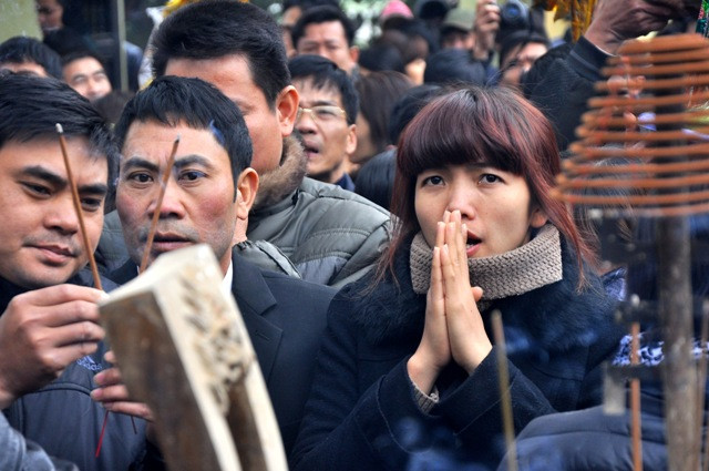 Mỗi người có những điều mong ước khác nhau gửi lên bà Chúa. Cầu mong cho măm mới làm ăn được phát tài, cầu mong năm mới được nhiều lộc. Mỗi người có những điều mong ước khác nhau gửi lên bà Chúa. Cầu mong cho măm mới làm ăn được phát tài, cầu mong năm mới được nhiều lộc.