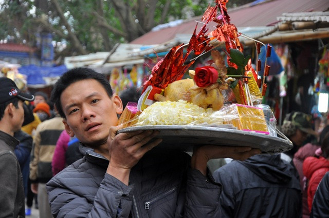 Riêng tại Đền Bà Chúa Kho, du khách thập phương đã về đền lễ tạ theo lệ là phải sắp mâm lễ vào đền khấn vái xin lộc. Riêng tại Đền Bà Chúa Kho, du khách thập phương đã về đền lễ tạ theo lệ là phải sắp mâm lễ vào đền khấn vái xin lộc.