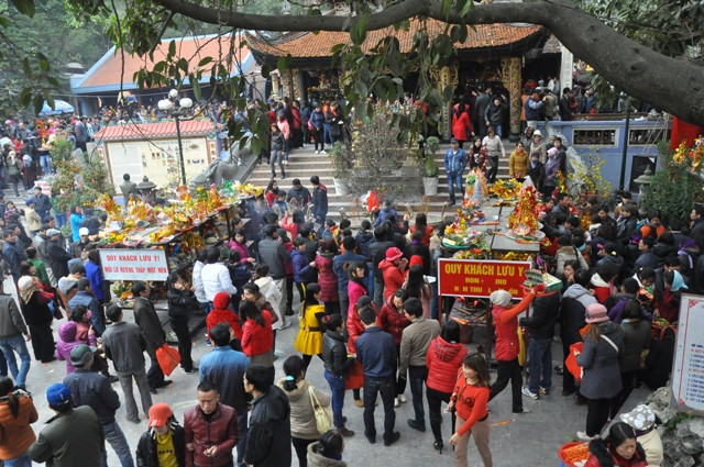 Sân chính của Đền cũng đông kín người làm lễ cầu Bà Chúa Kho. Sân chính của Đền cũng đông kín người làm lễ cầu Bà Chúa Kho.