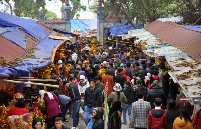 Con đường vào đền Bà Chúa Kho không chỉ tấp nập trong những ngày sau Tết mà trước Tết cũng nhộn nhịp không kém. Đầu năm đi vay nợ Bà để cầu may mắn và tài lộc. Con đường vào đền Bà Chúa Kho không chỉ tấp nập trong những ngày sau Tết mà trước Tết cũng nhộn nhịp không kém. Đầu năm đi vay nợ Bà để cầu may mắn và tài lộc.