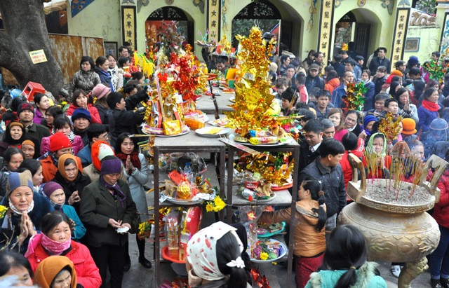Tại sân Bà Chúa Kho có hàng trăm mâm nào mâm đều vàng chóe “cành vàng lá bạc”, “vàng thỏi”, “vàng cục”, “vàng lá”, “đô la”… đặt để làm lễ. Tại sân Bà Chúa Kho có hàng trăm mâm nào mâm đều vàng chóe “cành vàng lá bạc”, “vàng thỏi”, “vàng cục”, “vàng lá”, “đô la”… đặt để làm lễ.