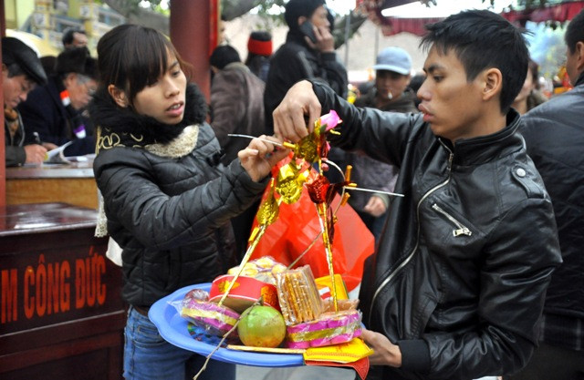 Với mục đích cầu tài cầu lộc và ai cũng cố gắng sắm cho mình những mâm lễ thật hoành tráng hầu mong Bà để mắt tới mà ban lộc cho. Với mục đích cầu tài cầu lộc và ai cũng cố gắng sắm cho mình những mâm lễ thật hoành tráng hầu mong Bà để mắt tới mà ban lộc cho.