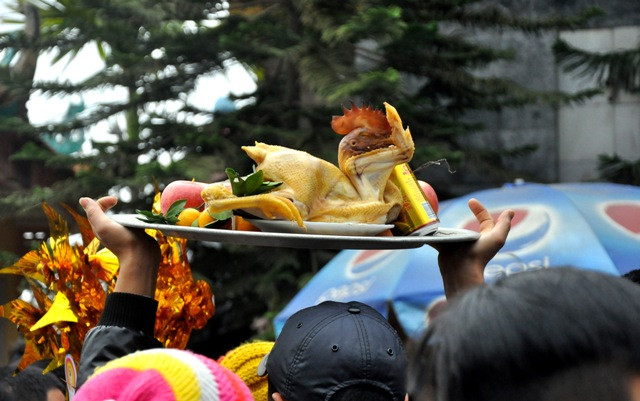 Theo tìm hiểu, trung bình các mâm lễ ở đền Bà Chúa Kho có gà luộc ngậm hoa hồng, xôi gấc đỏ, tiền vàng mã… có thể từ vài trăm nghìn đồng lên đến triệu đồng. Theo tìm hiểu, trung bình các mâm lễ ở đền Bà Chúa Kho có gà luộc ngậm hoa hồng, xôi gấc đỏ, tiền vàng mã… có thể từ vài trăm nghìn đồng lên đến triệu đồng.