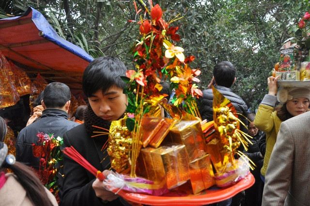 Mâm lễ vào đền vay vốn Bà Chúa Kho về làm ăn thường tùy vào mục đích của gia chủ. Có người sắp lễ xin tiền, có người lại xin nhà lầu hay có người xin tài lộc… Mâm lễ vào đền vay vốn Bà Chúa Kho về làm ăn thường tùy vào mục đích của gia chủ. Có người sắp lễ xin tiền, có người lại xin nhà lầu hay có người xin tài lộc…