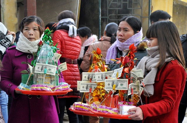 Người đi lễ tại đền Bà Chúa Kho có thể là một nhóm, một gia đình đi chung nhưng khi đến đây mỗi người lại có một lễ và một điều cầu mong riêng. Người đi lễ tại đền Bà Chúa Kho có thể là một nhóm, một gia đình đi chung nhưng khi đến đây mỗi người lại có một lễ và một điều cầu mong riêng.