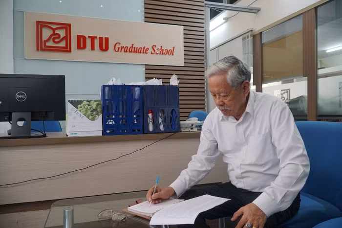 Cụ ông Lê Phước Thiệt chuẩn bị nhận bằng Thạc sĩ chuyên ngành Quản trị Kinh doanh của Đại học Duy Tân ở tuổi 85.