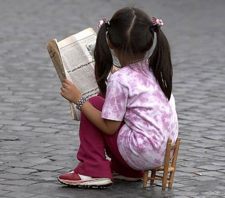 Đứng nhiều đã mỏi chân rồi Mượn tạm cái ghế em xem Đứng nhiều đã mỏi chân rồi Mượn tạm cái ghế em xem