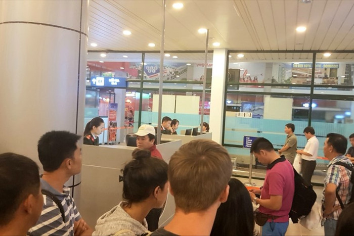 Việc kiểm soát y tế tại sân bay Đồng Hới được thực hiện chặt chẽ nhằm ngăn chặn sự xâm nhập của corona virus vào địa bàn Quảng Bình. Ảnh: Lê Phi Long/Báo Lao động.