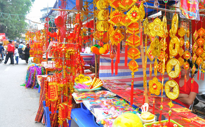 Những quầy hàng đồ trang trí trải dài trên tuyến phố Hàng Lược Những quầy hàng đồ trang trí trải dài trên tuyến phố Hàng Lược