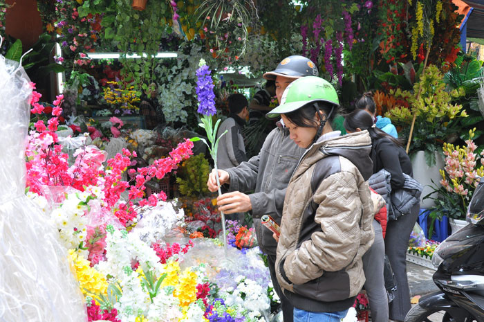Hoa nhựa năm nay được nhiều người lựa chợn. Hoa nhựa năm nay được nhiều người lựa chợn.